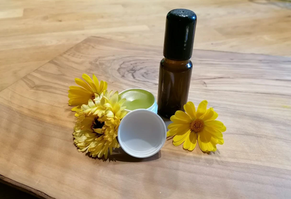 Öle und Salben aus Sommerkräutern